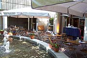 oder vor plätschernden Brunnen